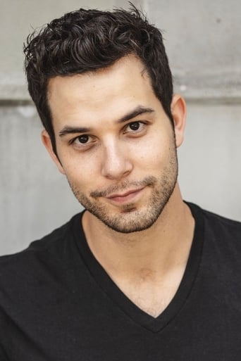 Portrait of Skylar Astin