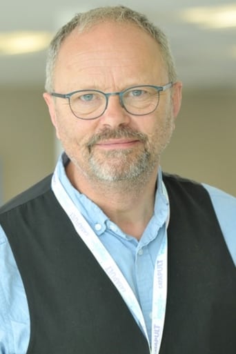 Portrait of Robert Llewellyn