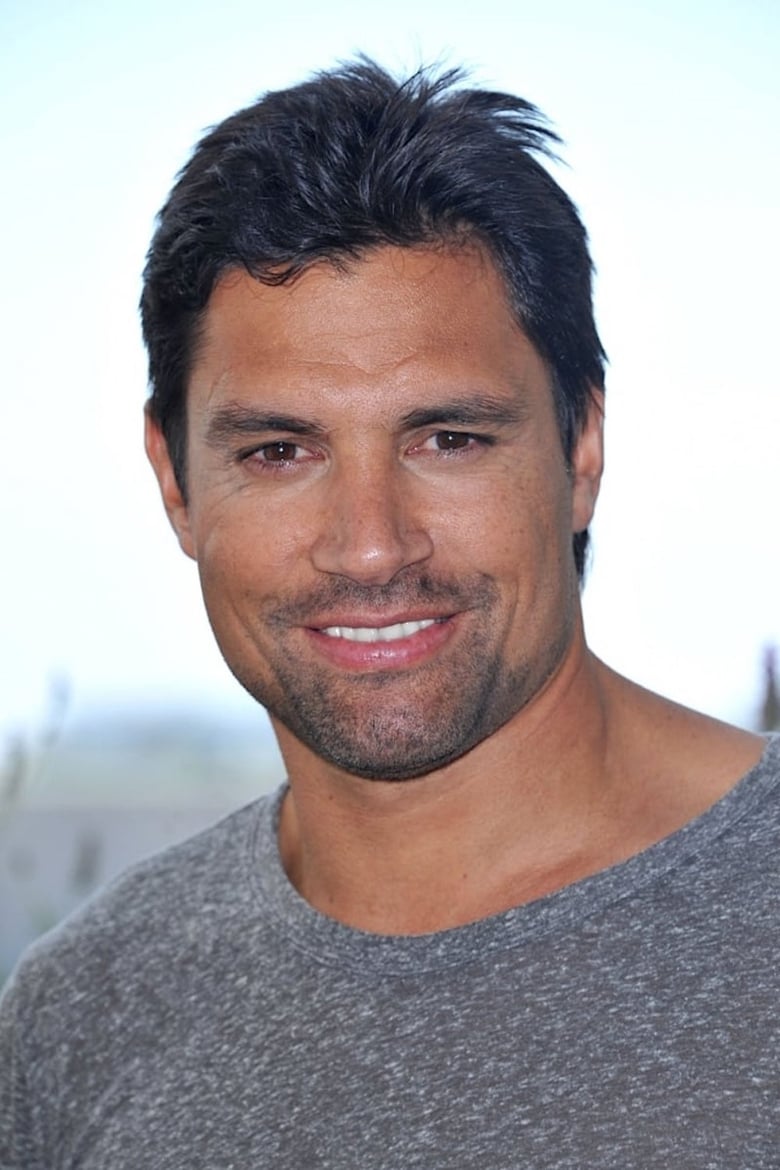 Portrait of Manu Bennett