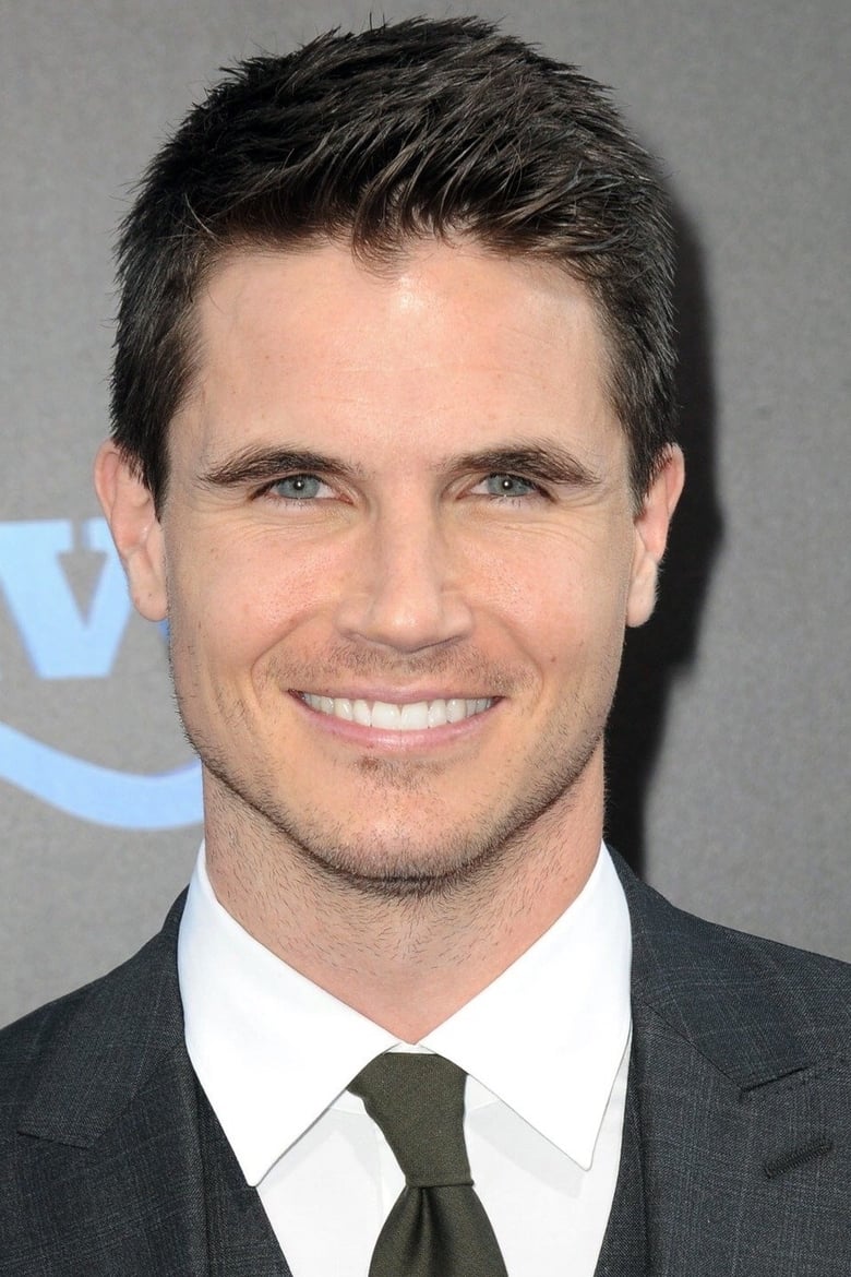 Portrait of Robbie Amell